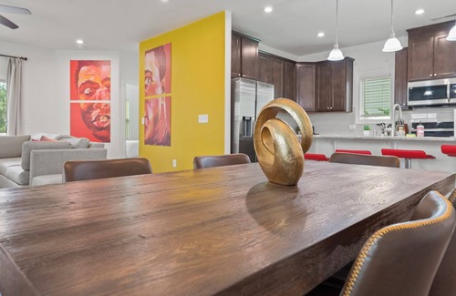 Apex House | Apex Luxury 4BR Near Lake - Movie Room & Sleeps 14