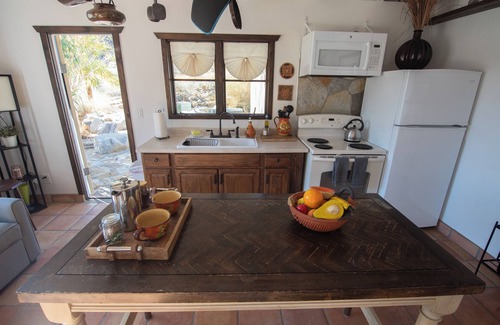 Morongo Valley House | Aphrodite Cottage-Seclusion & Stargazing at 25acres gated private Hidden Passage