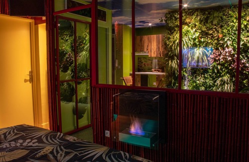 Quartier des Eaux-Claires Apartment | Aphrodite's Eden 2