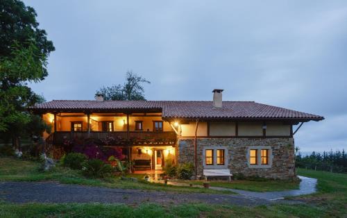 Ea House | Apikale