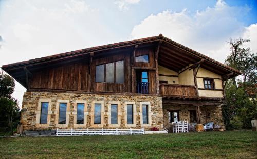 Ea House | Apikale