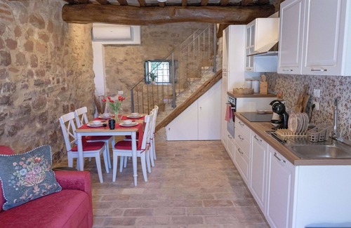 Solfagnano Apartment | App Pietrachiara Biancospino: cozy accommodation nestled in the Umbrian countryside.