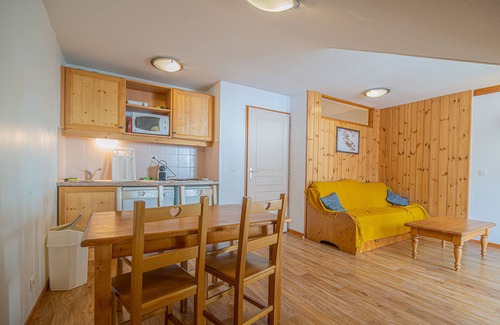 Les Orres Apartment | Appart 4 Personnes aux Orres 1800 south facing with magnificent mountain view