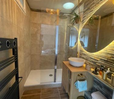 Le Blanc-Mesnil House | Appart Lumineux avec Jardin et Jacuzzi - Chambre Parentale - Full AC - Proche - CDG - Stade de France - Parc des Expositions