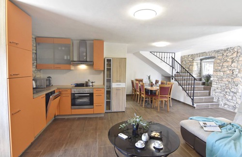 Vilanija Apartment | Appartamento con tre Camere, Terrazzo e Piscina Condivisa Vicino a Umago
