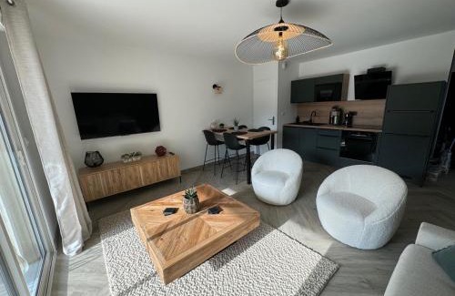 Saint-Julien-les-Villas Apartment | Appartement terrasse et jardin