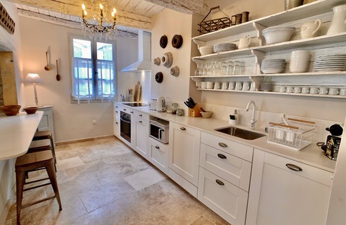 Uzes Apartment | Appartement 2 Chambres/2 Salles de Bains - Terrasse - Centre Historique