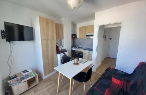 Chateaudun-Bannier Apartment | Appartement 28m2 avec balcon proche gare SNCF, café thé WIFI gratuits - Netflix - Balcon