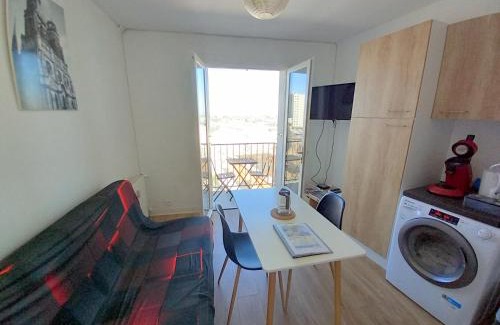 Chateaudun-Bannier Apartment | Appartement 28m2 avec balcon proche gare SNCF, café thé WIFI gratuits - Netflix - Balcon