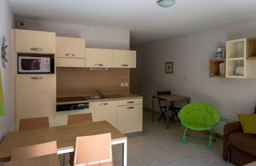 Azille Apartment | Appartement 3 étoiles - Piscine - ccbbbhh