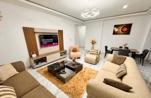 Bingerville Apartment | Appartement 3 pièces 2 chambres 1 salon avec jardin, cuisine impeccable et wifi