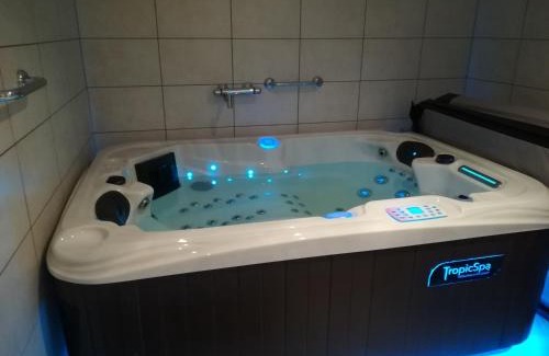 Voglans Apartment | appartement avec Jacuzzi hammam sauna privatisé au rez de chaussée ds maison à Voglans à 2 kilomètres du lac du bourget en Savoie entre Chambéry et Aix les Bains cure thermale