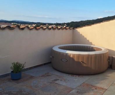Montelimar Apartment | Appartement chaleureux avec jacuzzi-Terrasses rooftop-Rafraîchisseur-Parking-wifi