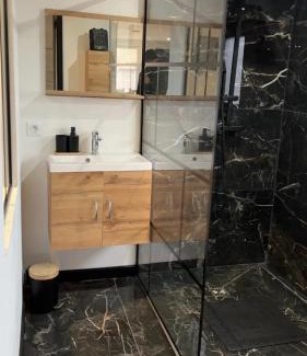 Curgy Apartment | Appartement confortable à Curgy avec terrasse 60 m²