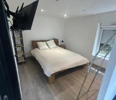 Curgy Apartment | Appartement confortable à Curgy avec terrasse 60 m²