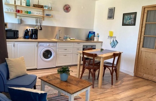 Collonges Apartment | Appartement Cosy Avec Petit Jardin et Parking