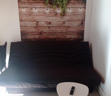 Saint-Claude Apartment | Appartement cosy avec son charme ancien.