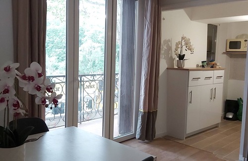Laroque Apartment | Appartement Cosy Face à la Rivière et Proche Restaurants, Canoës, Randonnées