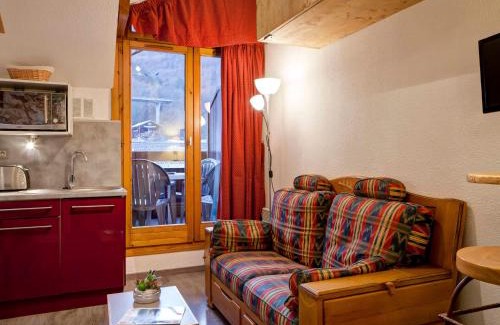 Brides-les-Bains Apartment | Appartement cosy 2 pièces avec balcon et parking, au centre de Brides-les-Bains, proche télécabine. - FR-1-512-204