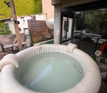 Carmaux Apartment | Appartement Darna - NETFLIX - WIFI - Terrasse avec jacuzzi