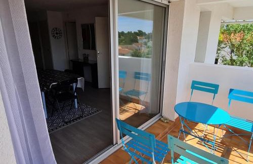Meschers-sur-Gironde Apartment | Appartement Ensoleillé avec Terrasse et Parking au Centre de Meschers, Proche Plages et Commerces - FR-1-550-38