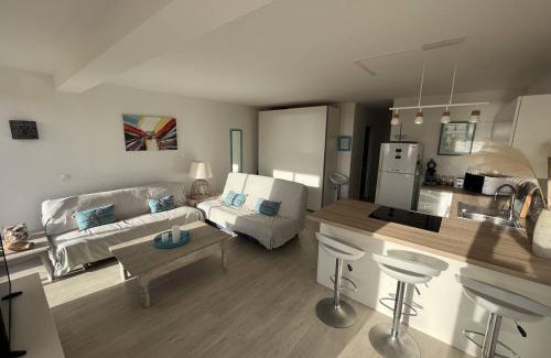 Saint-Pierre-la-Mer Apartment | Appartement face à la mer