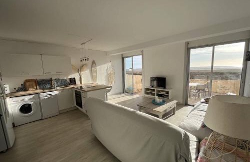 Saint-Pierre-la-Mer Apartment | Appartement face à la mer