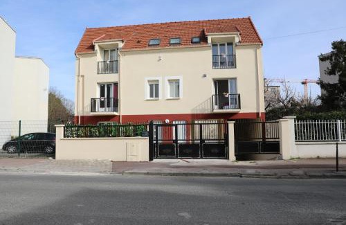 Le Bourget Apartment | Appartement Luxe Floral Stay 15 Min To CDG And Paris