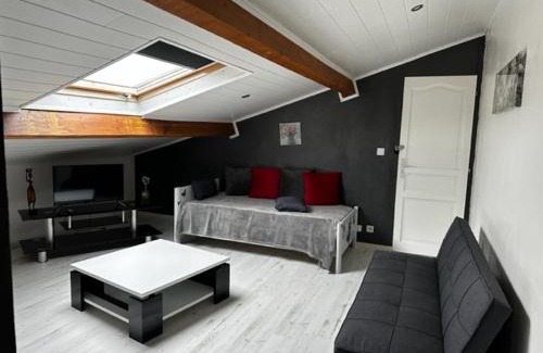 Serignac Apartment | Appartement mansardé et climatisé 50 m2