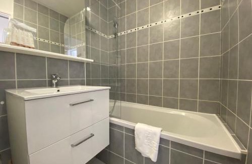 Le Lavachet Apartment | Appartement rénové à Tignes, quartier du Lavachet – 4 pers., balcon, casier à ski - FR-1-641-33