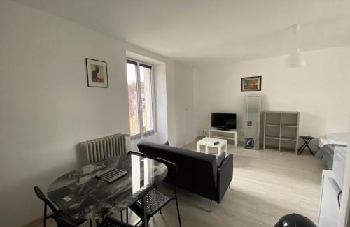 La Roche-Posay Apartment | Appartement Rénové avec Cuisine Américaine et WIFI, Proche des Thermes Saint Roch - FR-1-541-32