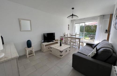 Cambo-les-Bains Apartment | Appartement T2 confortable avec terrasse sud et parking, au calme, proche commerces, petit animal accepté - FR-1-495-6