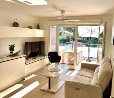 Bormes-Les-Mimosas Apartment | Appartement T2 chambre plus cabine, terrasse vue piscine
