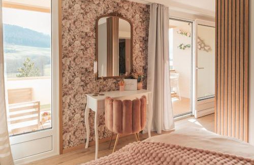 Couvet Apartment | Appartement thématique Au Creux de la rose