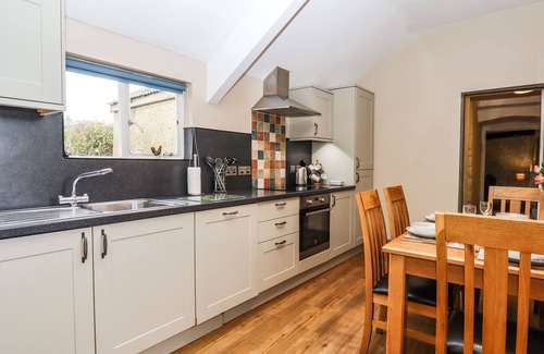 Teigngrace Cottage | APPLE BLOSSOM, pet friendly, with pool in Newton Abbot
