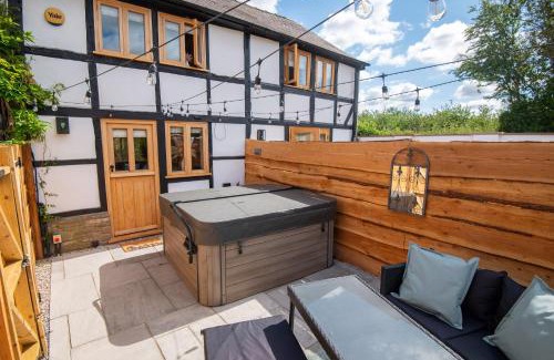 Hereford House | Apple Tree Cottage - Cosy 2 Bed with Deluxe HOT TUB & Log Burner