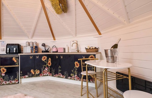 Dolphin Cottage | Applejacks Orchard