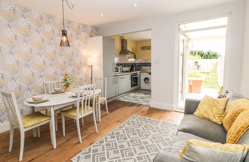 Ault Hucknall Cottage | APPLETREE COTTAGE, pet friendly, character holiday cottage in Clowne