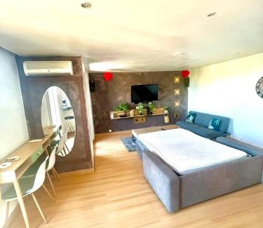 Montolivet Apartment | Apt Chic with view on Collines de Marcel Pagnol Wifi free parking and clim
