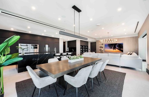 Seven Mile Beach Condo | Aqua #4: Full Floor Luxury Condo on 7 Mile Beach w/Shared Pool
