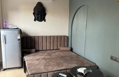 Patel Nagar Apartment | Aqua Sky Terrace Floor with Suite room- 1 Full size bed and 1 Sofa Bed W Jacuzzi