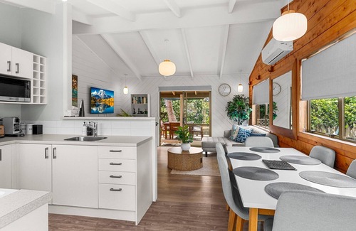 Mangawhai Heads House | Araca Lodge - Cute sunny, pet friendly with fenced backyard, close to estuary