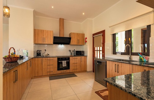 Mahe Island Apartment | Aran Apartments - Enfys: Modern, spacious apartment at Au Cap.