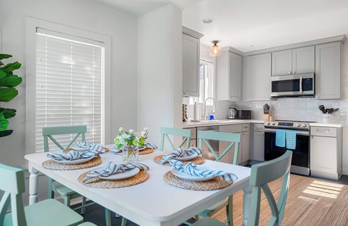 Wallingford House | Arcade Games ~ Walk to Lake ~ 5 Star Location ~ Family & Dog Friendly