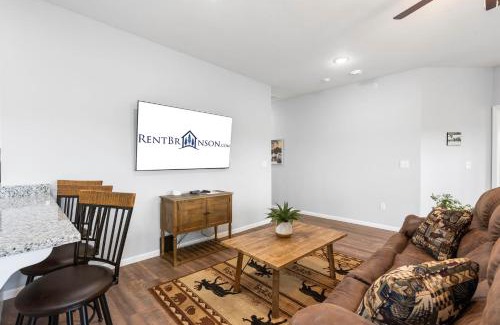 Branson West House | Arcade, Hot Tub, Deck Area, Free Tickets, Bright Upgraded Decor-Ledgestone Golf OnSite!