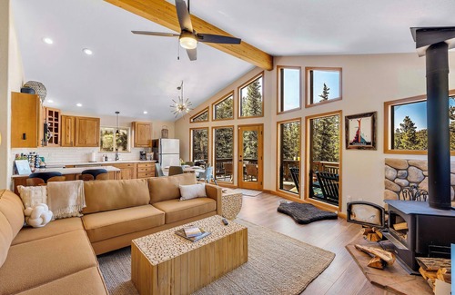Valley of the Sun House | Arcade~HotTub~Views!~KingBds~Dogs~35min->Breck~Fast WIFI