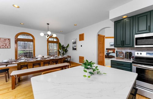 Culpeper House | Arcade room ~ Hot Tub ~ Firepit ~ BBQ ~ King beds ~ Nearby Wineries/Breweries