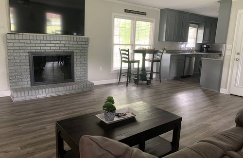 Northlake House | Arcadia Dr 3 King Beds Lakefront Escape