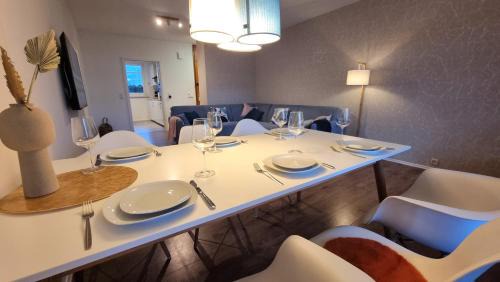 Geesthacht Apartment | ARCHIPEL - Balkon - nahe Hamburg - BBQ Grill - Smart TV - 2,5 Bäder - Lounge