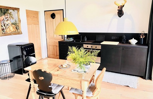 Stephanskirchen Apartment | Architektur trifft Seenähe. Wohlfühlunterkunft mit Blick in die Natur und Berge.